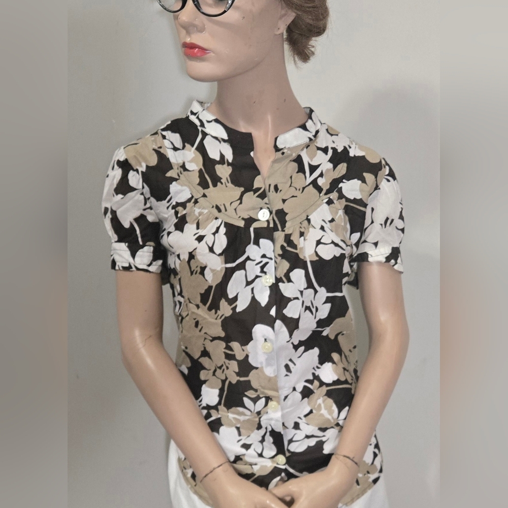 GAP Women's Brown, Tan, And White Floral Short Sleeve Button Up Blouse